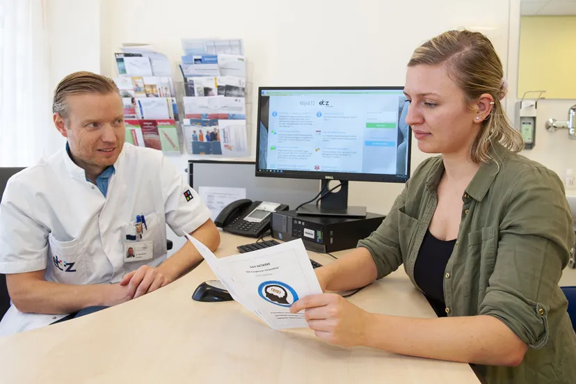 een medisch specialist is in gesprek met zijn patint over de mogelijke behandelopties