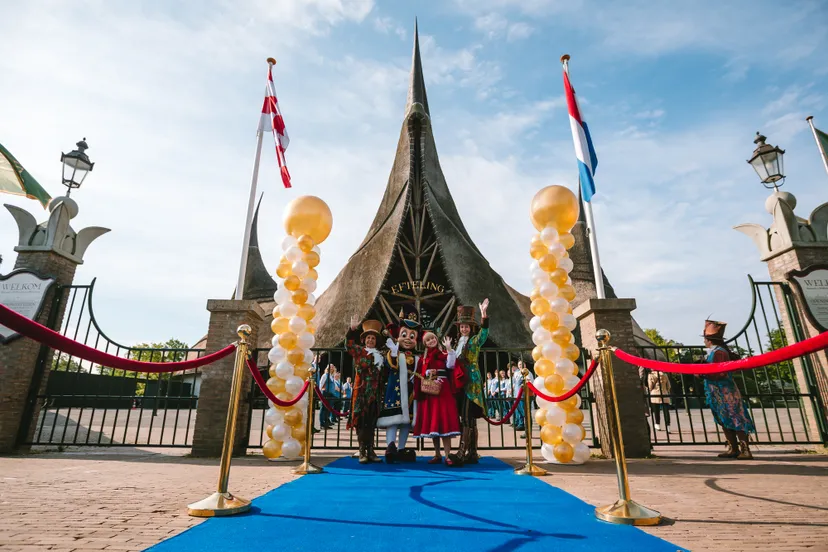 efteling 70 jaar roodkapje en pardoes voor hoofdentree