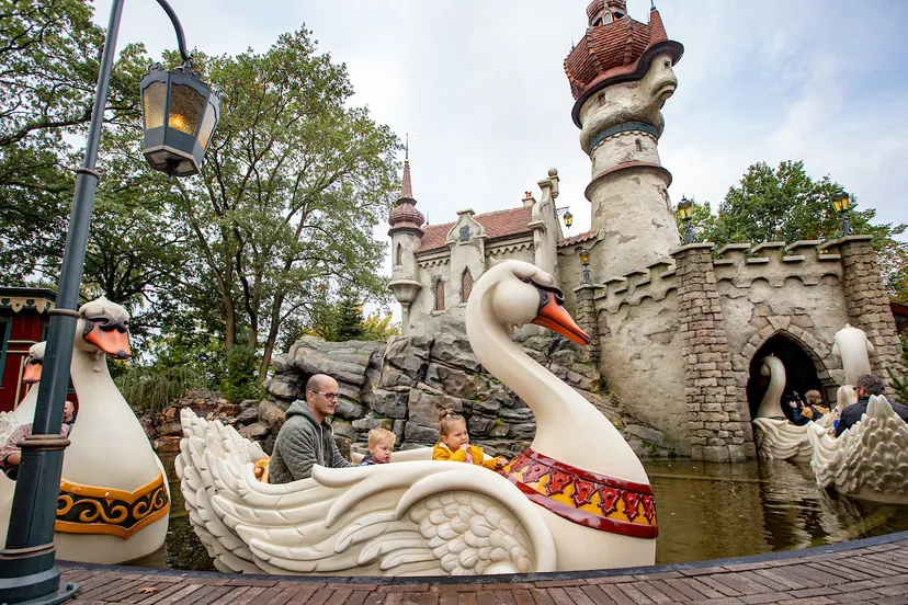 efteling de zes zwanen gezin in zwaan