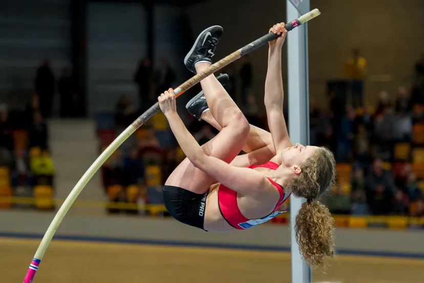 fleur van der linden nk indoor polsstok 2021 foto ed turk