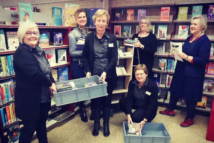 foto en bijschrift medewerkers van de bibliotheek sprang capelle treffen achter de schermen voorbereidingen voor de aanstaande verhuizing 002