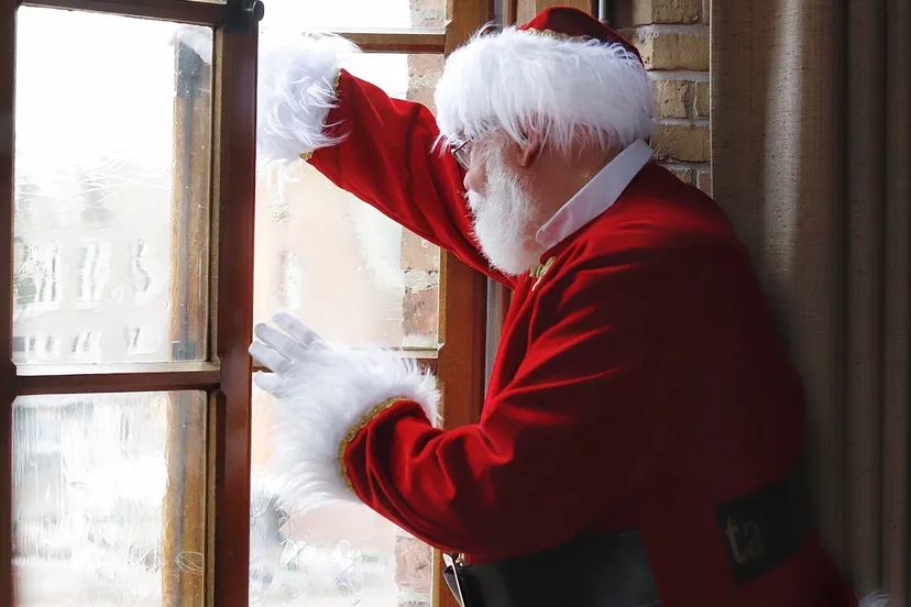 foto kerstman bij raam