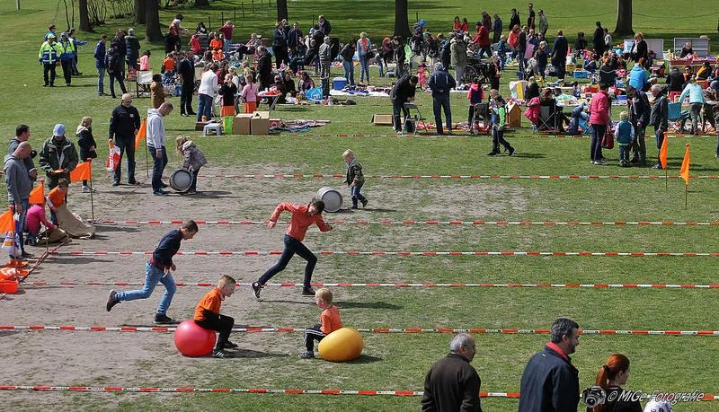 foto kinderspelen en rommelmarkt