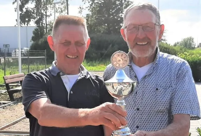 frans en jos de bont de trotse winnaars van de jeu de boules wedstrijd