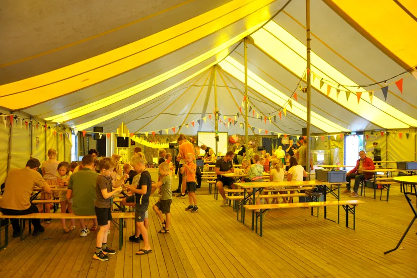 gezelligheid in de tent foto door timo klaasse 3mb