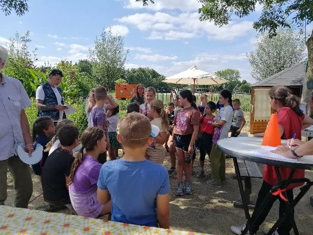 harry spreekt zijn groep toe