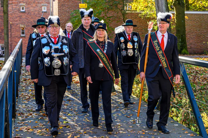 het gilde in optocht met in het midden de nieuwe beschermvrouw