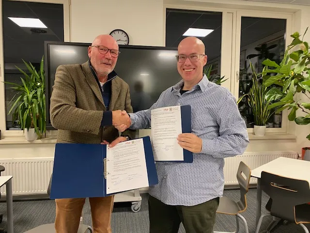 img 1899 004 ondertekening