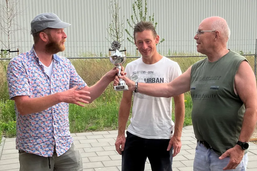 jan wittebol links en john sterrenburg midden ontvangen de beker uit handen van jos van de snepscheut de schenker van de beker