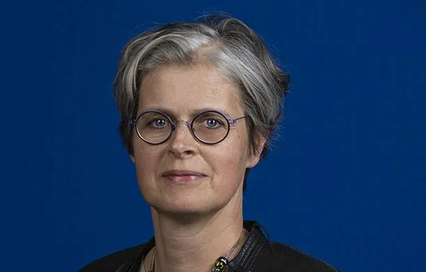 jeske louer blauwe achtergrond