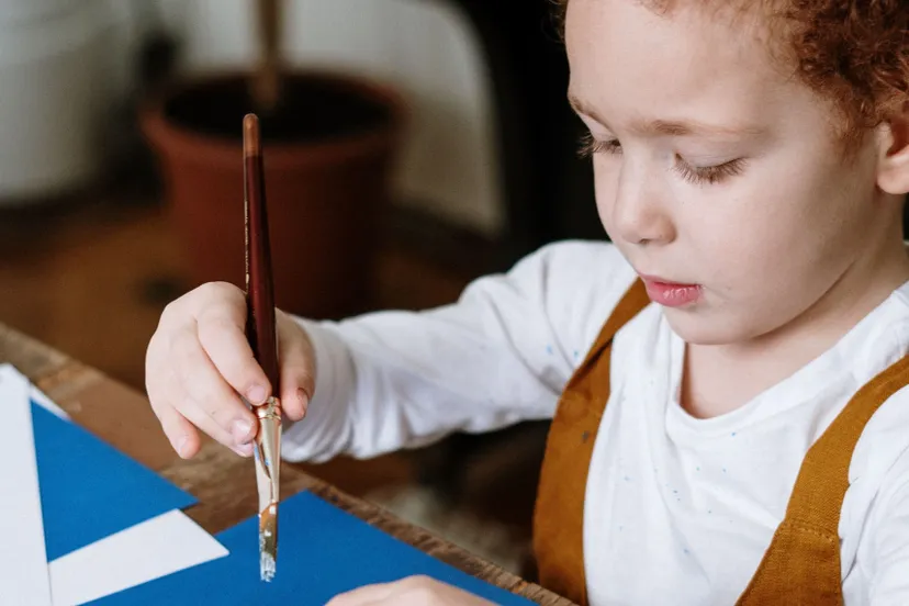 jongentje verven knutselen spelen