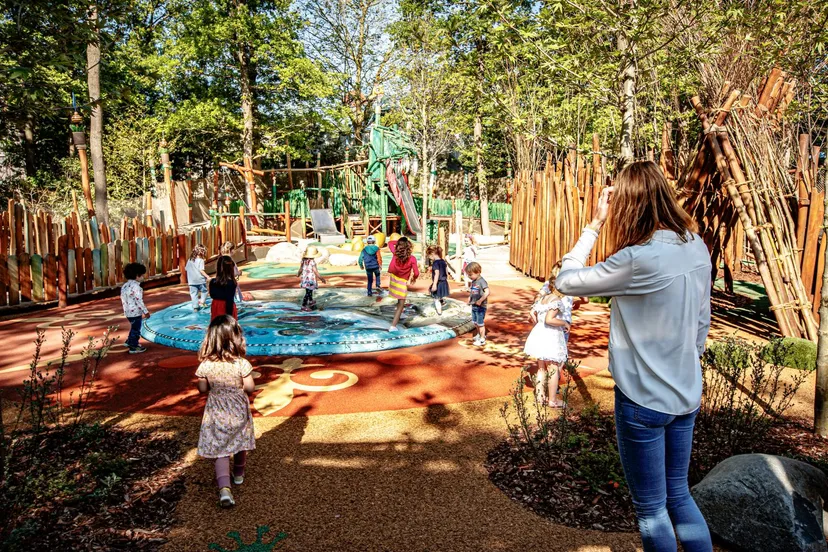 kindjes rennen speelbos nest in