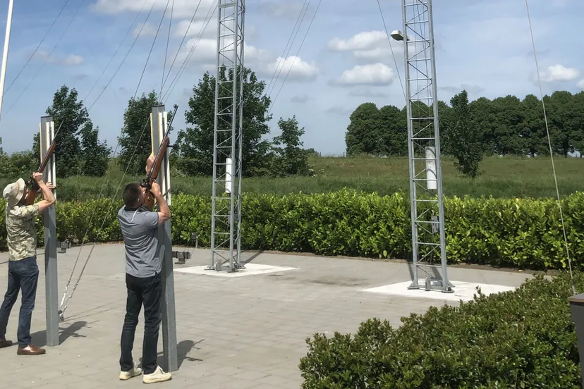 leden van het gilde in actie bij het schieten op de wip