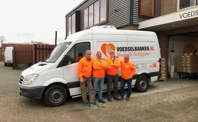 logistiek team met nieuwe bus