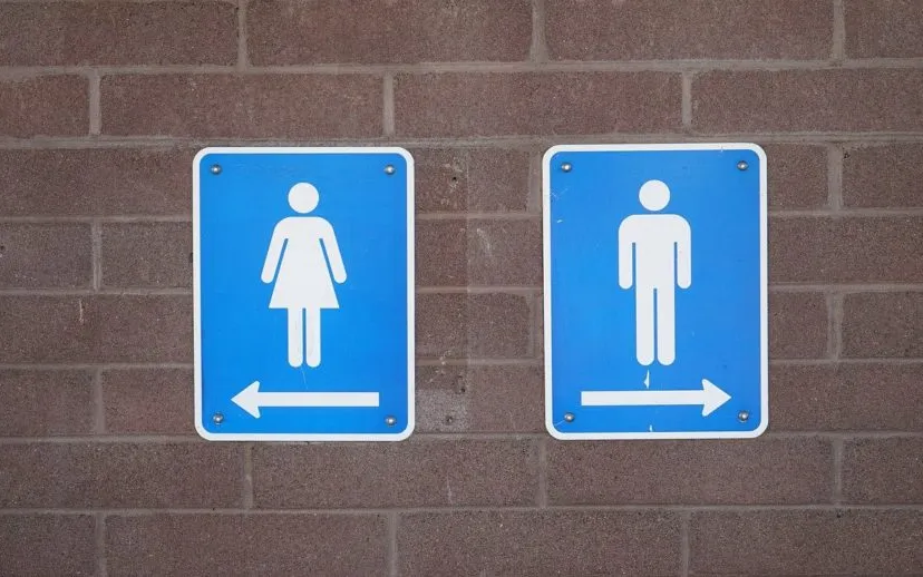 marcel gnauk via pixabay openbaar toilet wall 3087292 1280 915x518