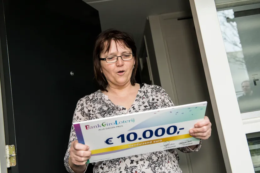 marijke uit waalwijk wint 10000 euro bij de bankgiro loterij
