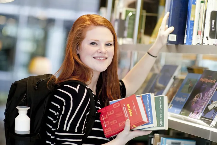 meisje rugzak met boeken bieb boekenplank