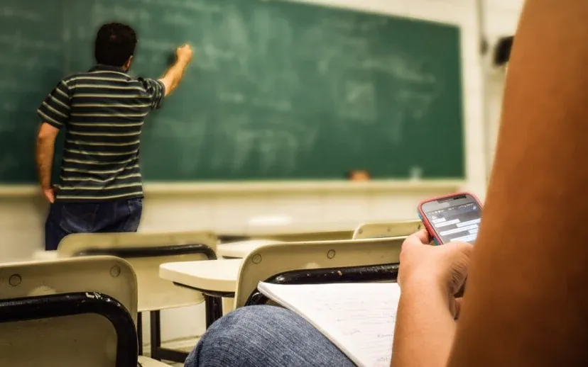 mobieltje in de klas cc0 via pixabay