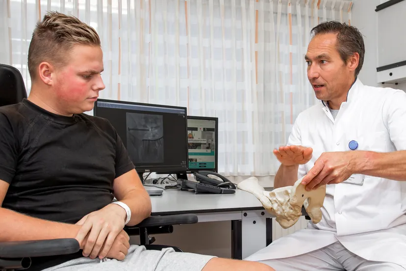 patient in gesprek met traumachirurg lansink