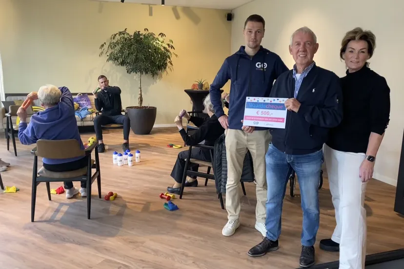 personal trainer roy van thelocalgym geeft beweegles aan de bewoners van residentie moller