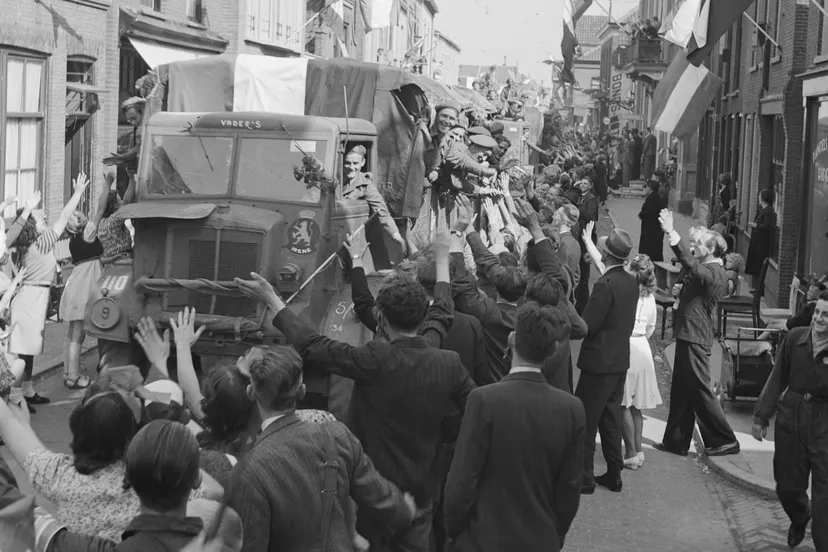 prinses irene brigade trekt door een de raadhuissraat te alphen ad rijn toe bestanddeelnr 900 3129