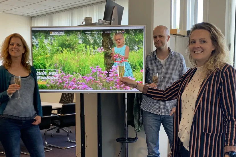 rbt medewerkers toosten op nieuwe site