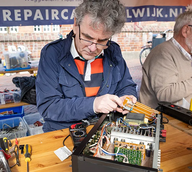 repaircafe helpt inwoners hun apparaat een tweede leven te geven