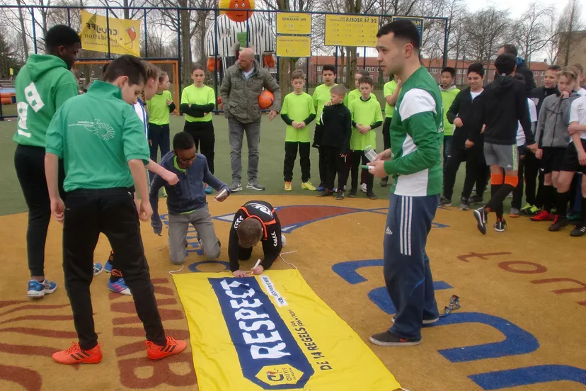 spelers tekenen het respect spandoek