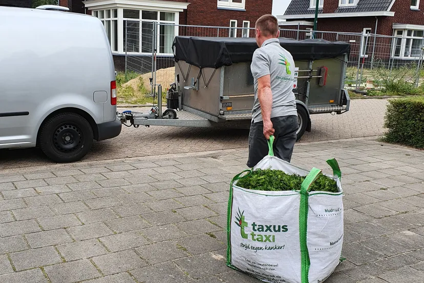 tas naar auto brengen