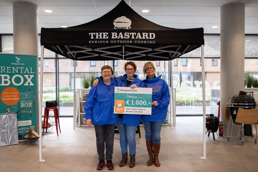 team carla ontvangt cheque partytent