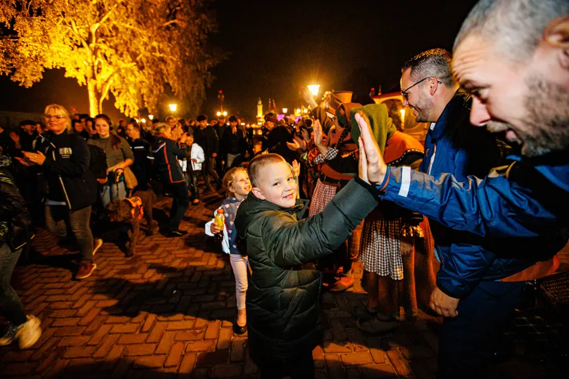 uitzwaaien door efteling medewerkers efteling