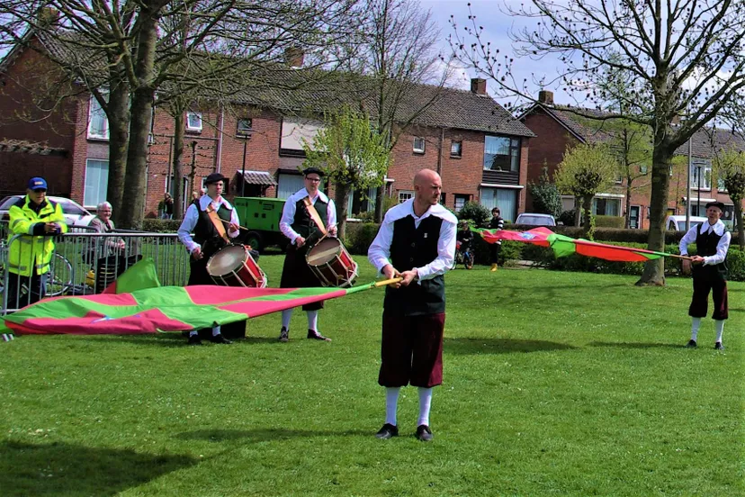 vendeliers en tamboers brengen samen een vendelgroet
