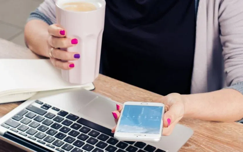 vrouw zzp werk laptop smartphone 915x518 1