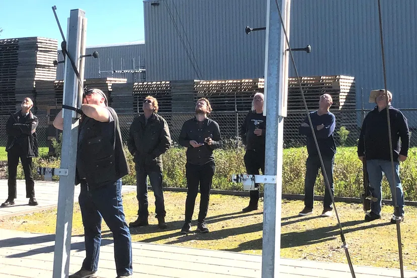 met spanning wordt gekeken naar het schieten op de wip