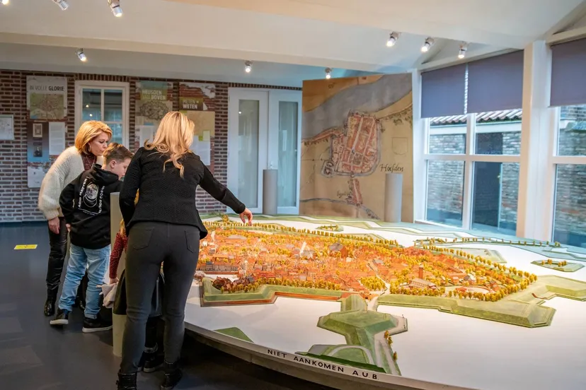 toeristen bekijken de maquette bij tip heusden