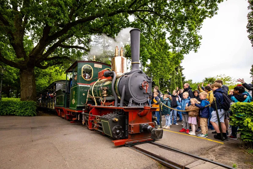 elektrische locomotief efteling trein en bezoekers