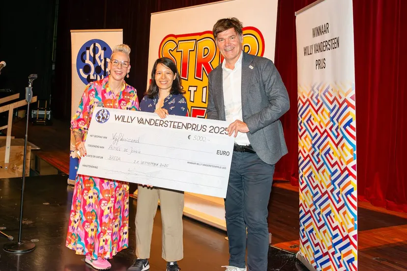 aimee-de-jongh-ontvangt-de-cheque-van-burgemeester-paul-depla