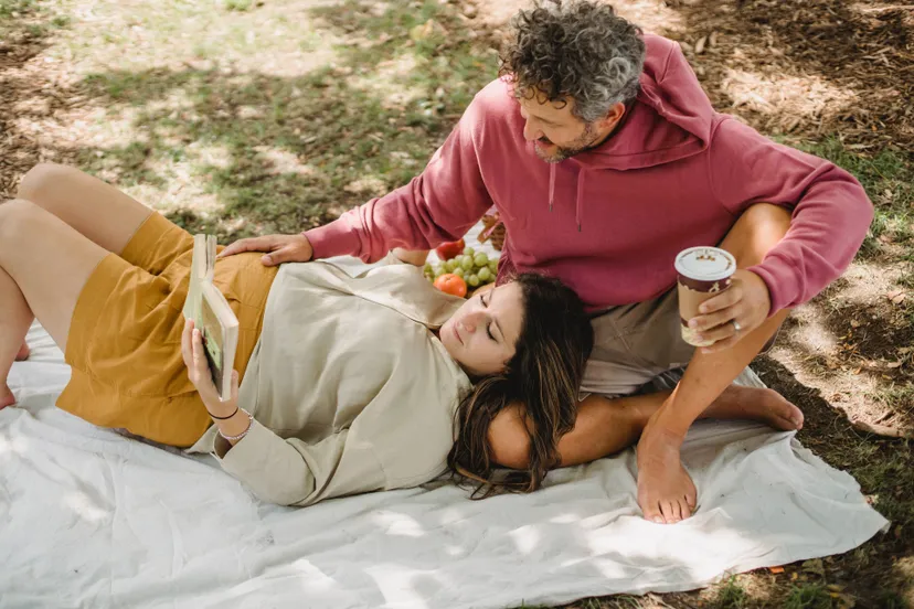 stel_buiten_picknick_kleedje_koffie_boeken_voorlezen