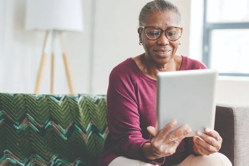 vrouw-op-de-bank-met-een-tablet