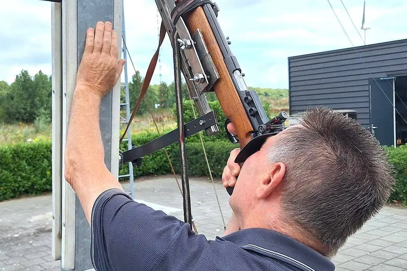 Een geconcentreerd schutter in actie bij het schieten op de wip