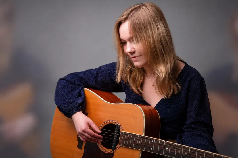 Dromerige gitariste in zachte studiolicht