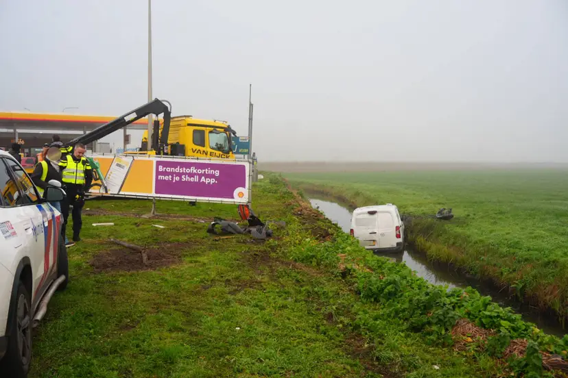 FPMB_20261030_Auto_8_maanden_oud_belandt_in_sloot_bij_benzinepomp_De_Sprang_langs_A59_bij_Sprang-Capelle_3