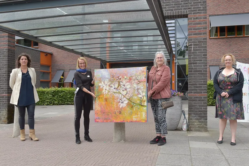 08 schenking schilderij dianne rebergen aan vilente pieter pauw