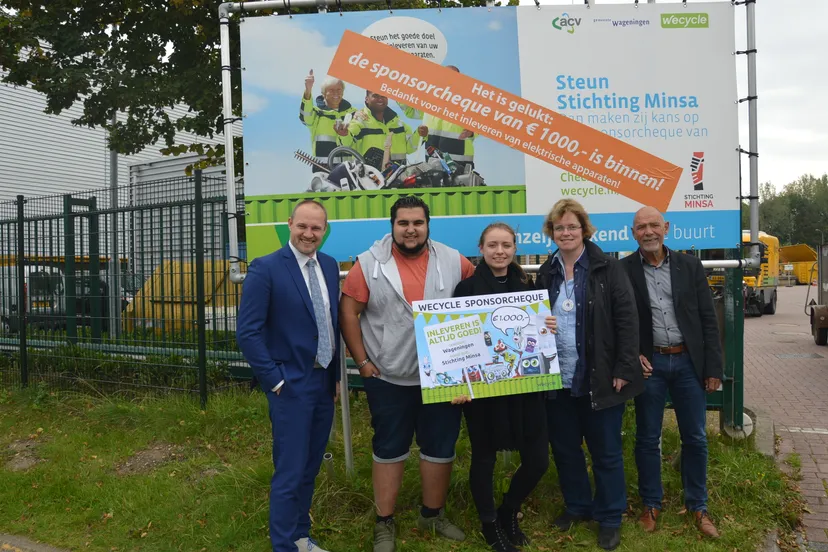 foto bij uitreiking cheque wcycle
