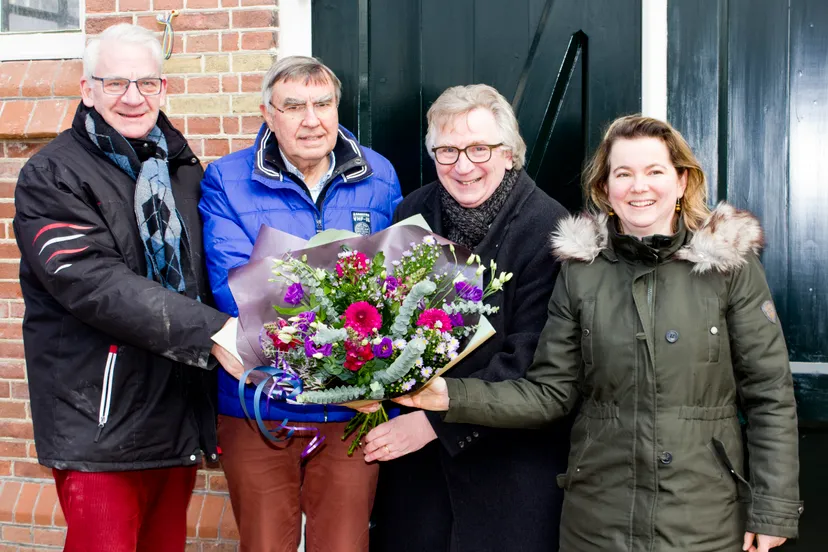foto overhandiging boeket aan bestuur mini dieren park
