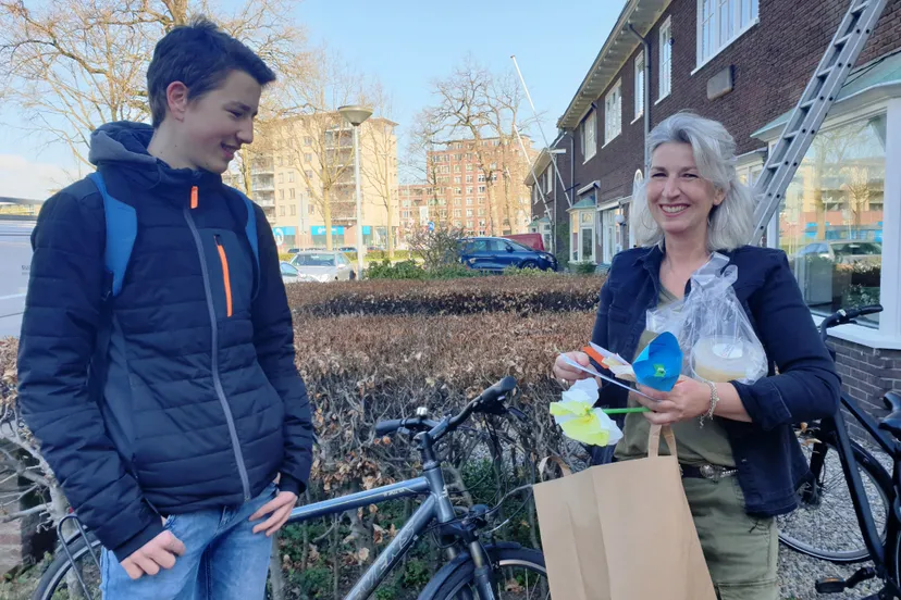 i danilo pantarijn vwo 5 biedt mantelzorger jeanette pakket rotary wageningen aan 2