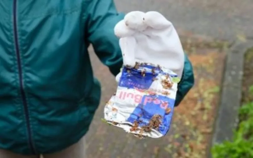 kind met afval ivn educatie 915x518