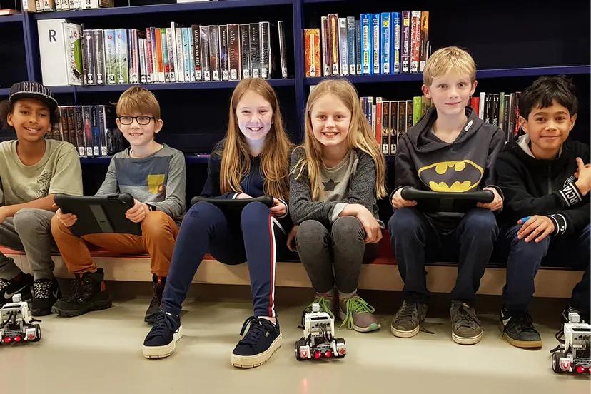 kinderen met aan het werk met lego in de bblthk