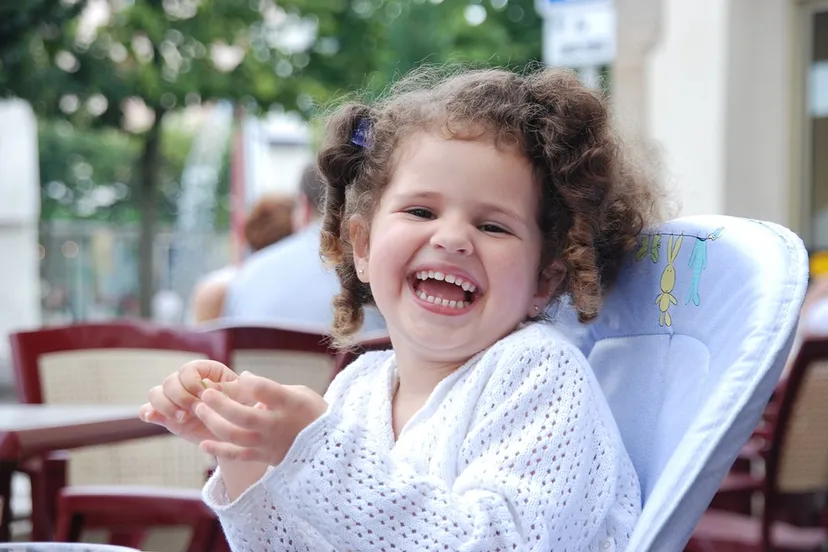 meisje lachen mrsbrown pixabay