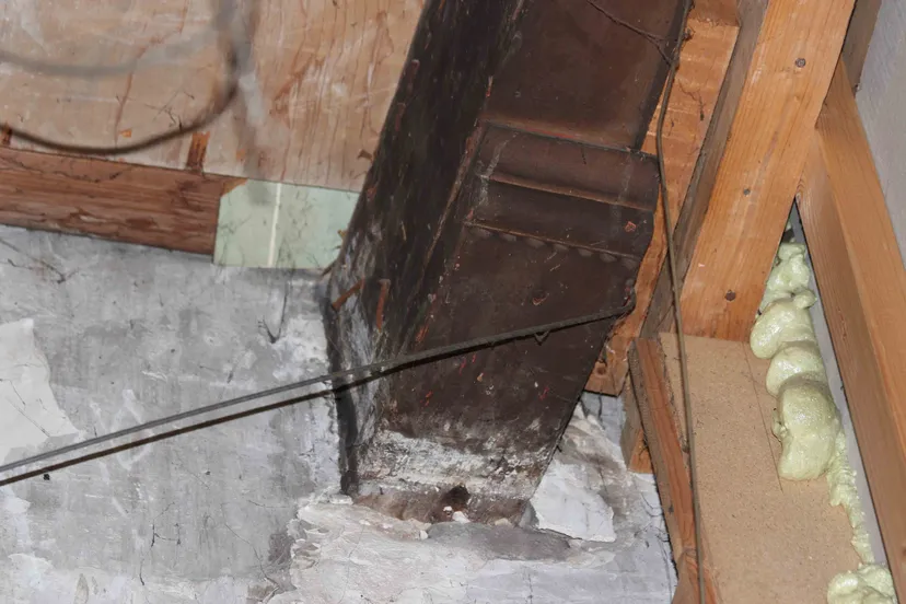 moerbalk met sleutelstuk detail